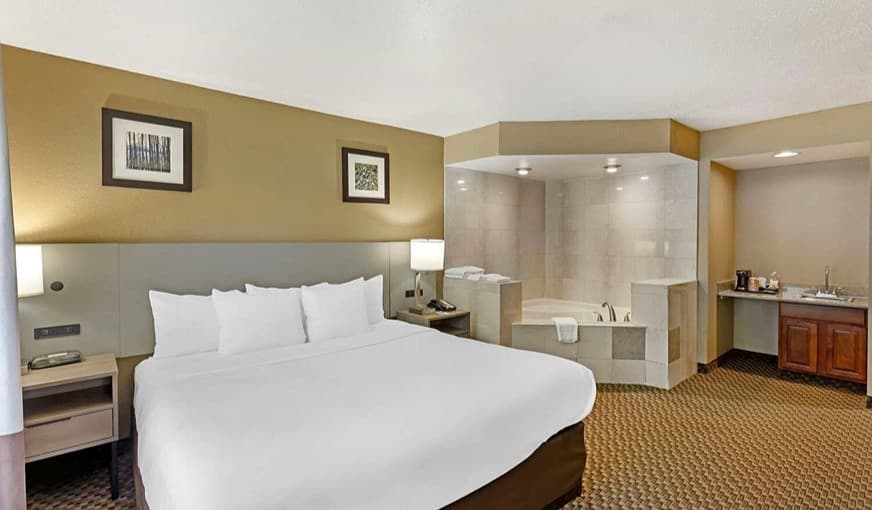 Comfort Inn And Suites Jacuzzi room