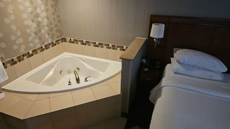 Courtyard Paramus Jacuzzi room