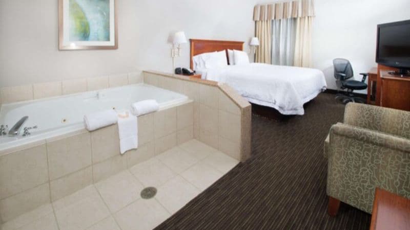 Hampton Inn Linden Jacuzzi room