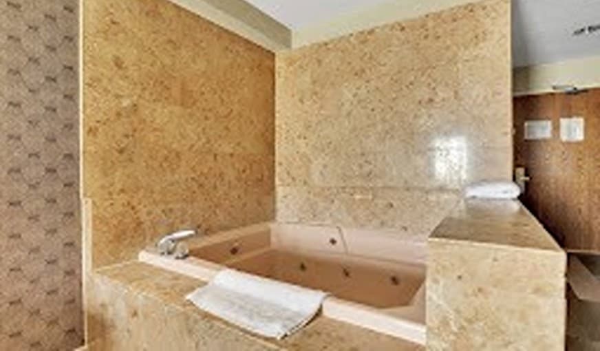 Horizon Inn Jacuzzi room