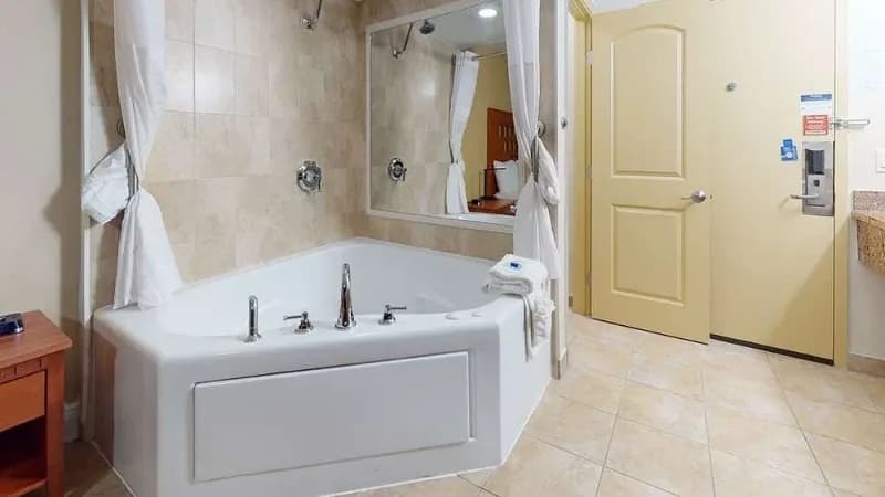 Rodeway Inn Paterson Jacuzzi room