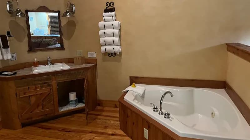 Ruidoso Lodge Cabin Jacuzzi room
