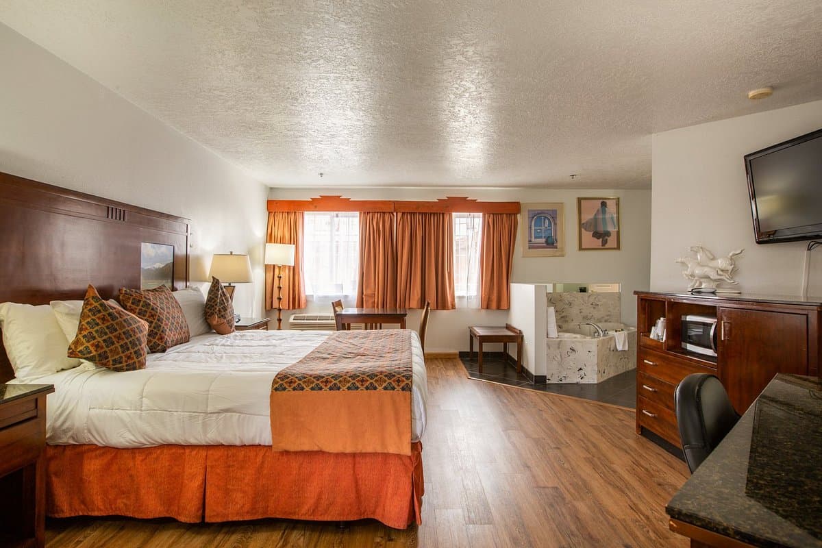 Sandia Peak Inn Jacuzzi room