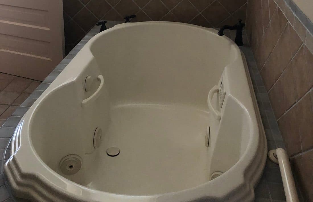 Serenity House Jacuzzi room
