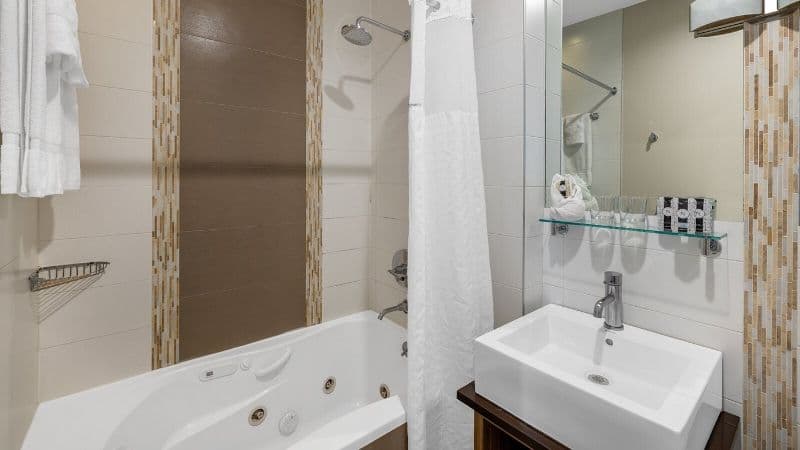 Aura Hotel Brooklyn Jacuzzi room