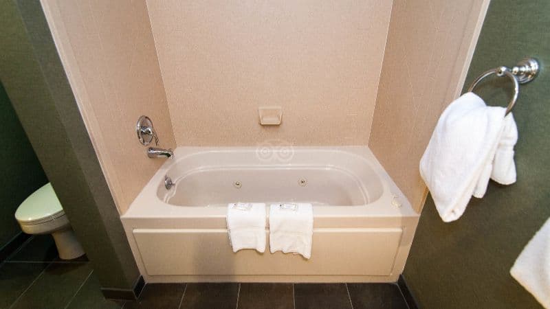 Clarion Inn & Suites at The Outlets of Lake George Jacuzzi room