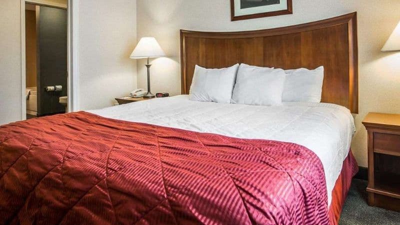 Clarion Inn & Suites at The Outlets of Lake George hotel photo 2