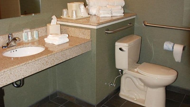 Clarion Inn & Suites at The Outlets of Lake George hotel photo 3