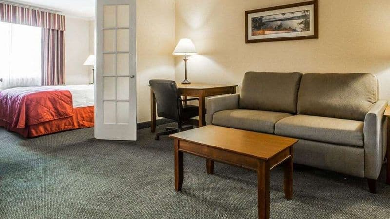 Clarion Inn & Suites at The Outlets of Lake George hotel photo 4