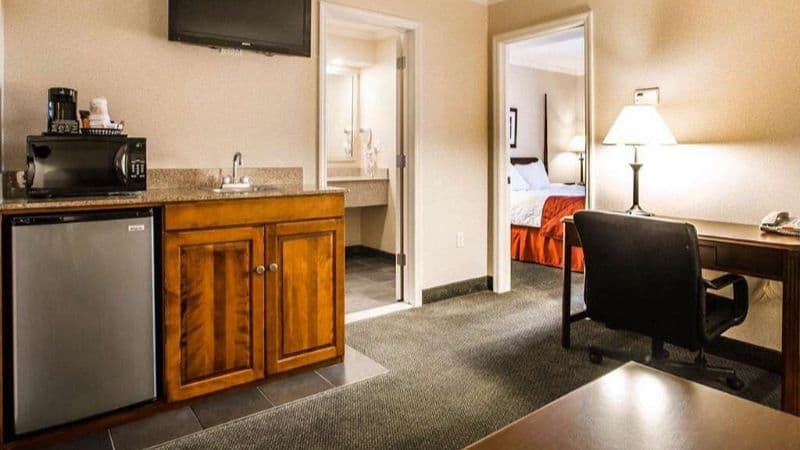 Clarion Inn & Suites at The Outlets of Lake George hotel photo 5