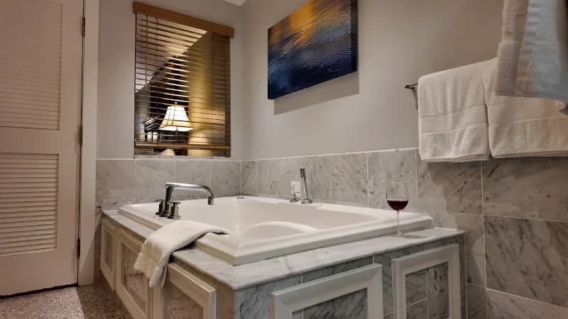 Emerson Resort & Spa Jacuzzi room