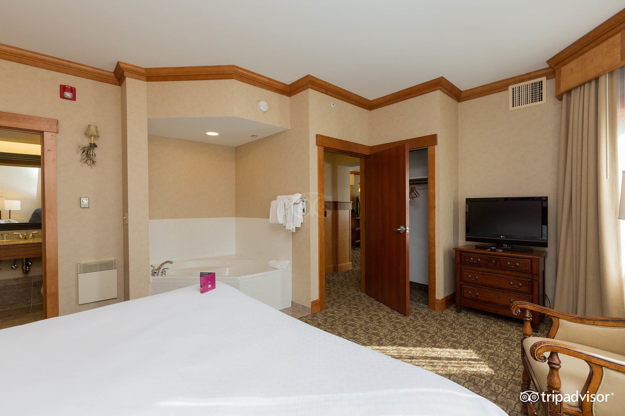 Grandview Lake Placid Jacuzzi room