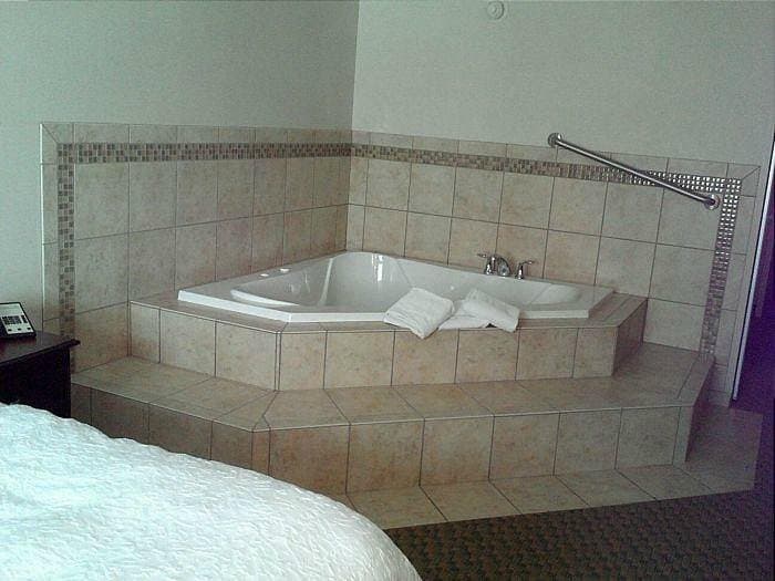 Hampton Inn Syracuse Clay Jacuzzi room
