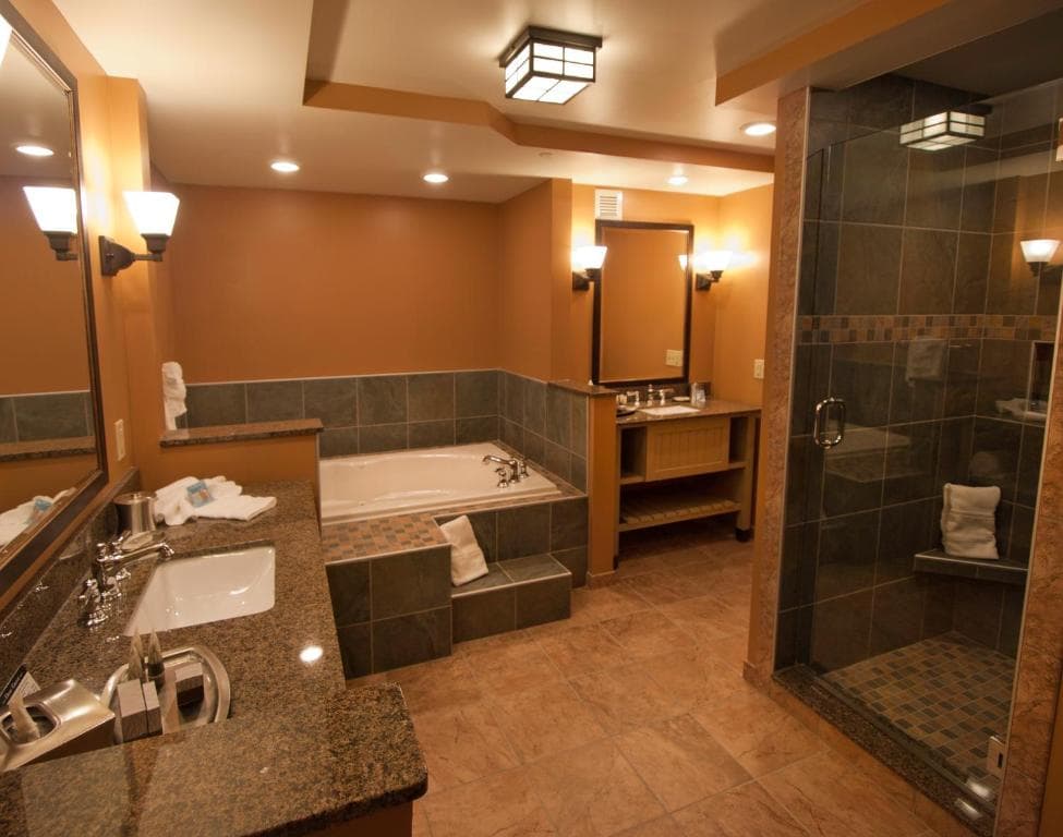 Harbor Hotel 1000 Islands Jacuzzi room