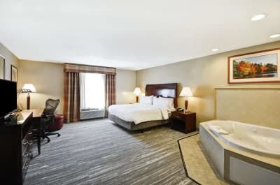 Hilton Garden Inn Riverhead Jacuzzi room