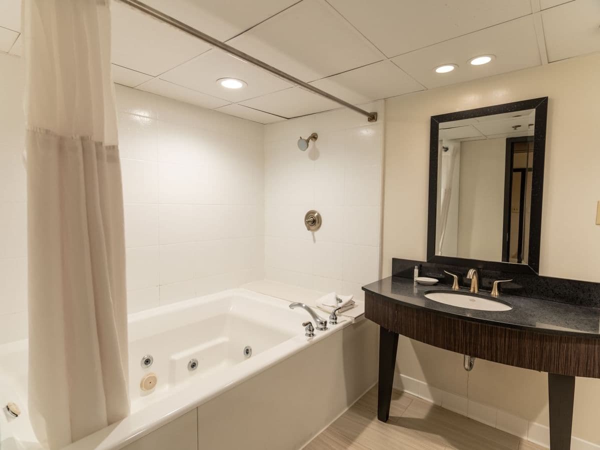 M Hotel Buffalo Jacuzzi room