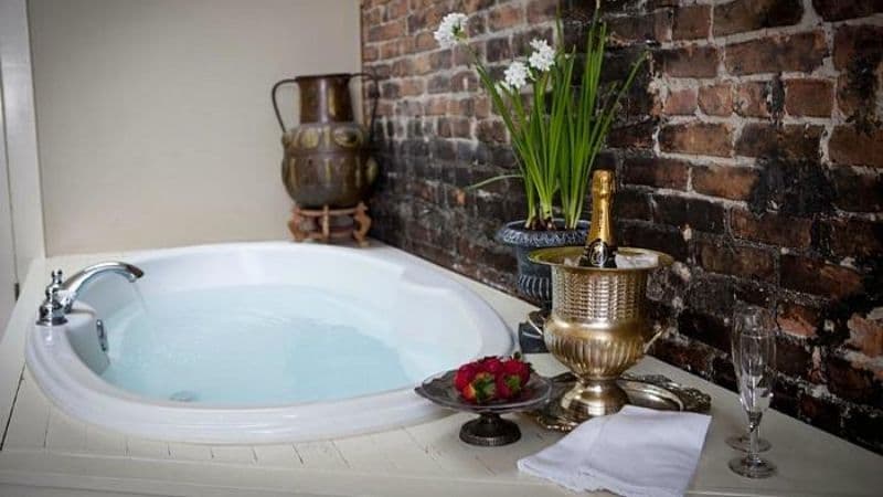 Morgan State House Inn Jacuzzi room