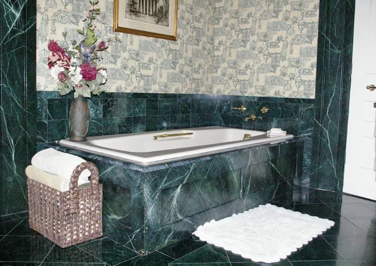 Oakcliff Bed and Breakfast Jacuzzi room