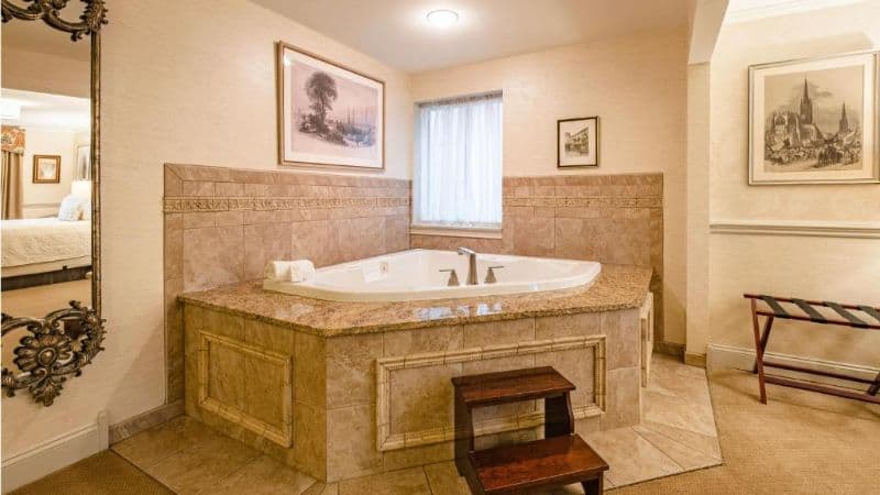Red Coach Inn Jacuzzi room