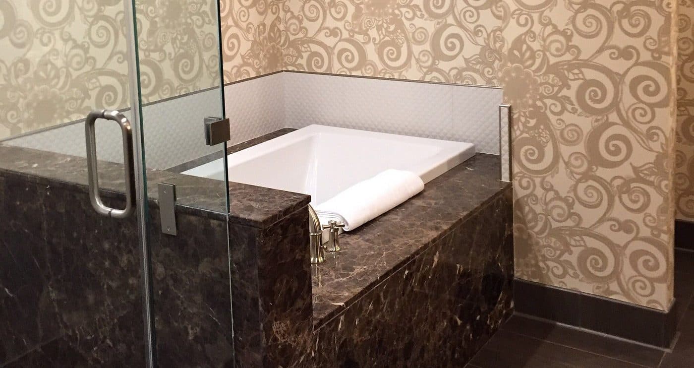 Saratoga Casino Hotel Jacuzzi room