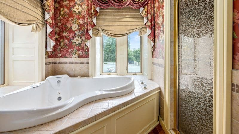 The Inn at Erlowest Jacuzzi room