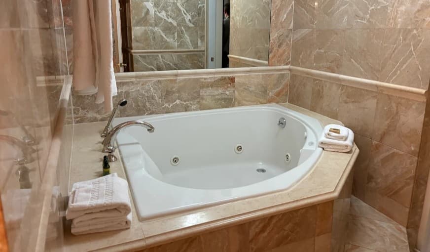 The Kimberly Hotel & Suites Jacuzzi room