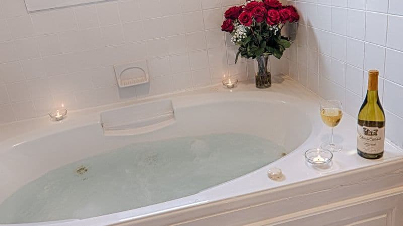 Broad River Inn Jacuzzi room