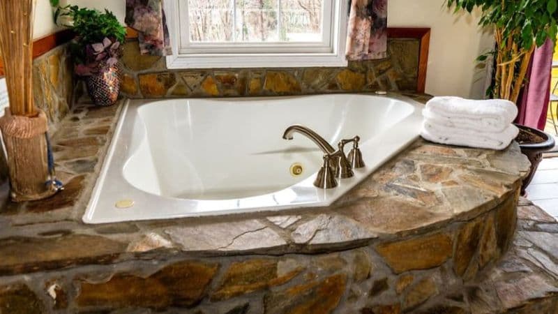 Chimney Rock Inn Jacuzzi room