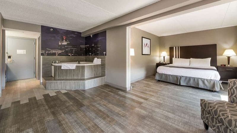Clarion Pointe Greensboro Airport Jacuzzi room