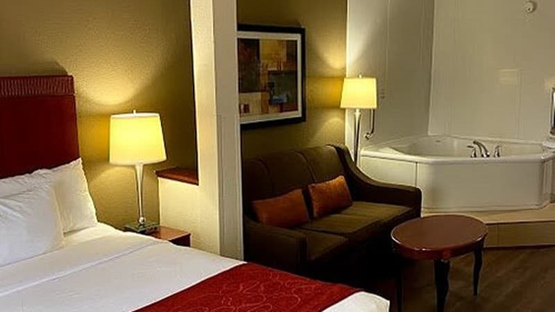 Comfort Suites Outlet Center Jacuzzi room