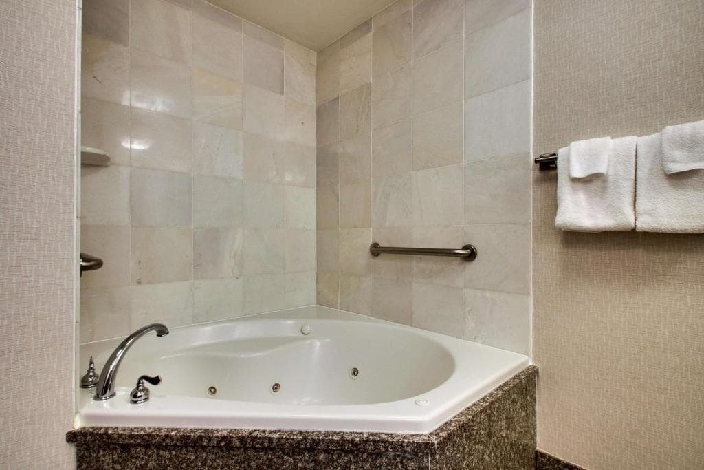 Drury Inn & Suites Charlotte Northlake Jacuzzi room