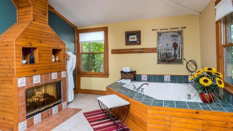 Highland Lake Inn & Resort Jacuzzi room