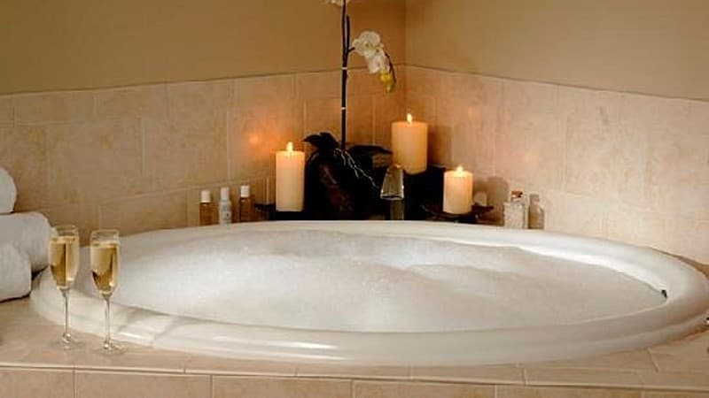 Lantern Lodge Jacuzzi room