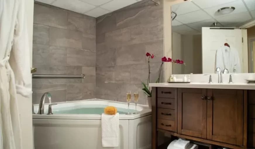 Meadowbrook Inn Jacuzzi room