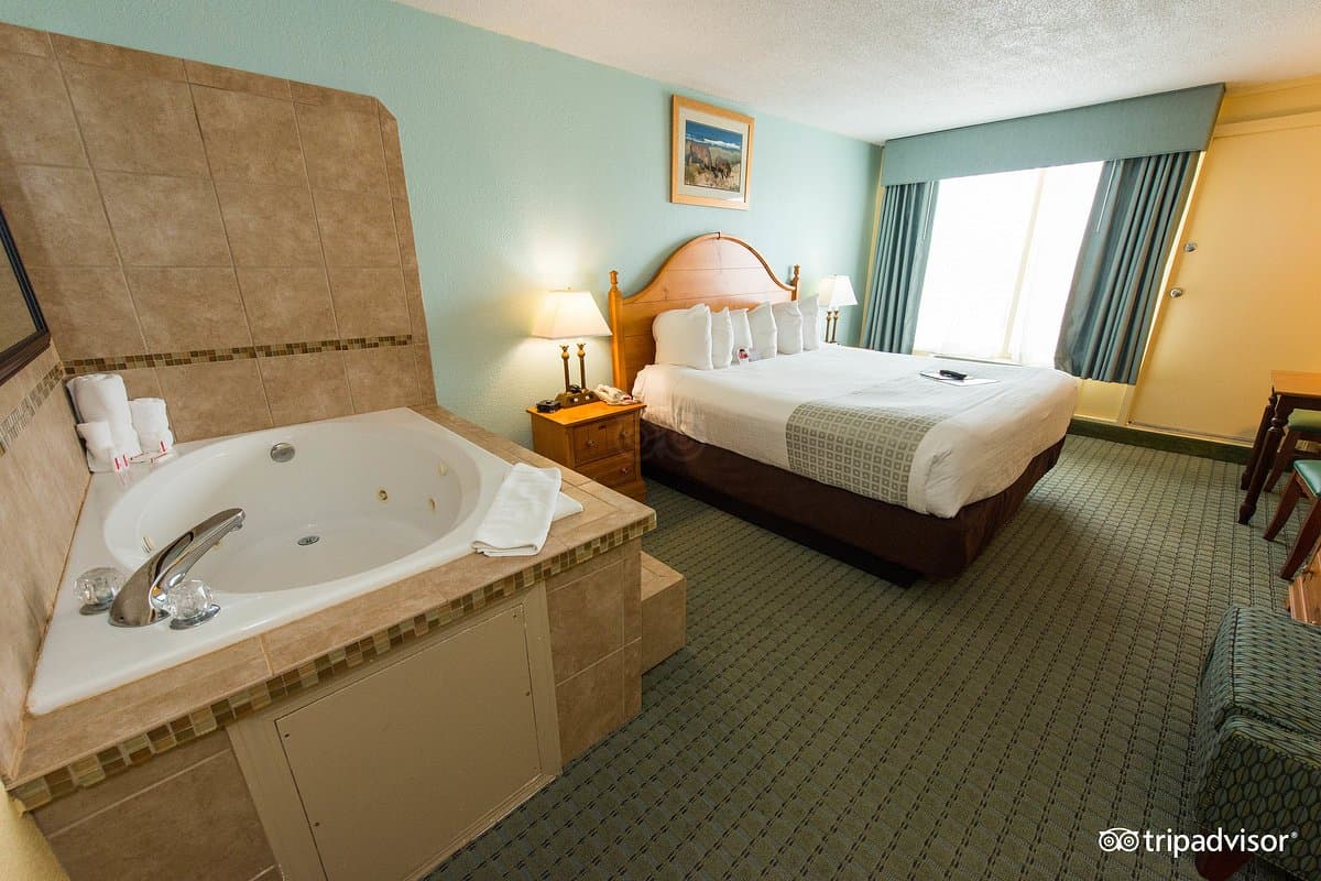 Ramada Plaza by Wyndham Nags Head Oceanfront Jacuzzi room