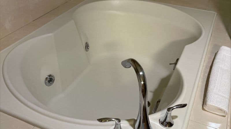 Sheraton Greensboro at Four Seasons Jacuzzi room
