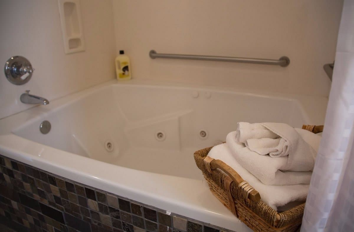 The Homestead Inn Jacuzzi room