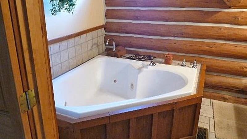 Wildberry Lodge Jacuzzi room