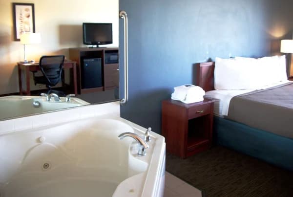 AmericInn by Wyndham Beulah Jacuzzi room