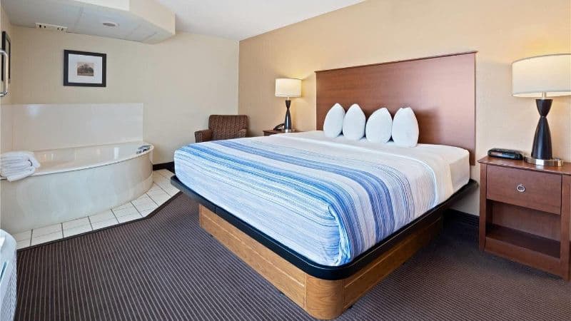 AmericInn by Wyndham Bismarck Jacuzzi room