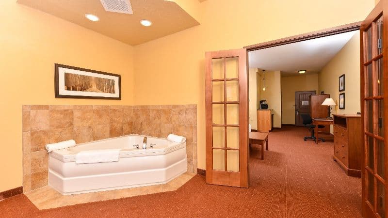 AmericInn by Wyndham Fargo Medical Center Jacuzzi room