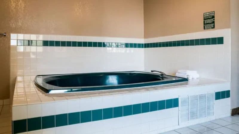 Bison Inn & Suites on University Jacuzzi room