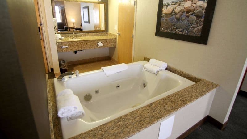 C’Mon Inn Jacuzzi room