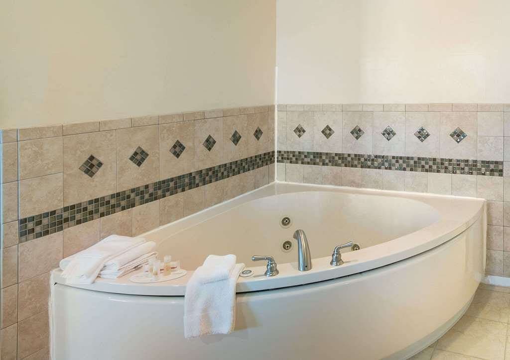 Days Inn by Wyndham Minot Jacuzzi room