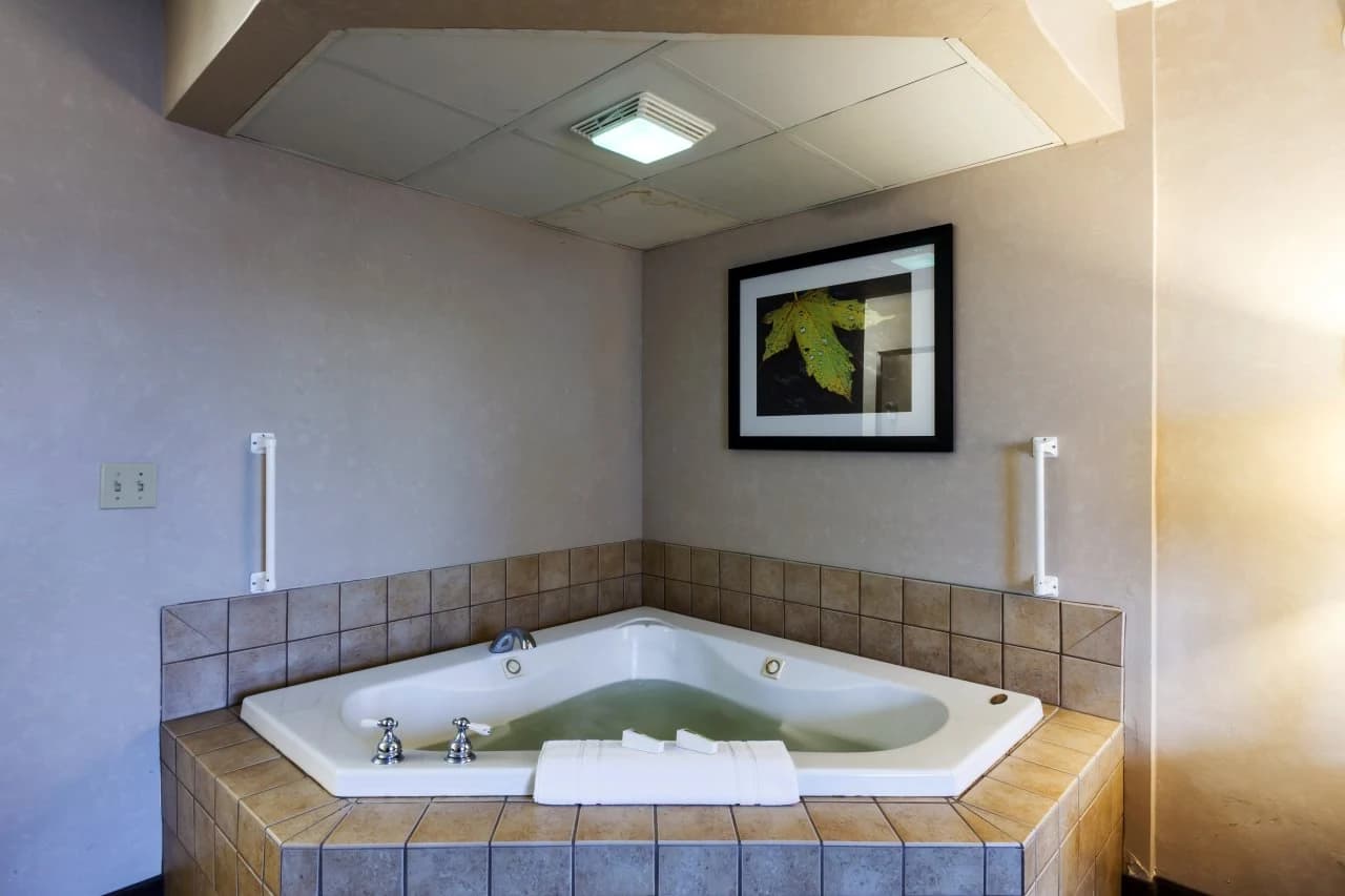 Fargo Inn & Suites Jacuzzi room