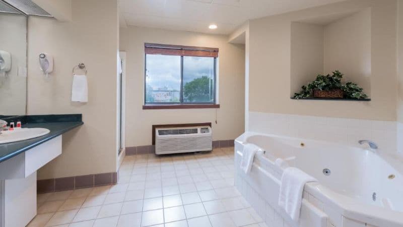 Ramada by Wyndham Fargo Jacuzzi room