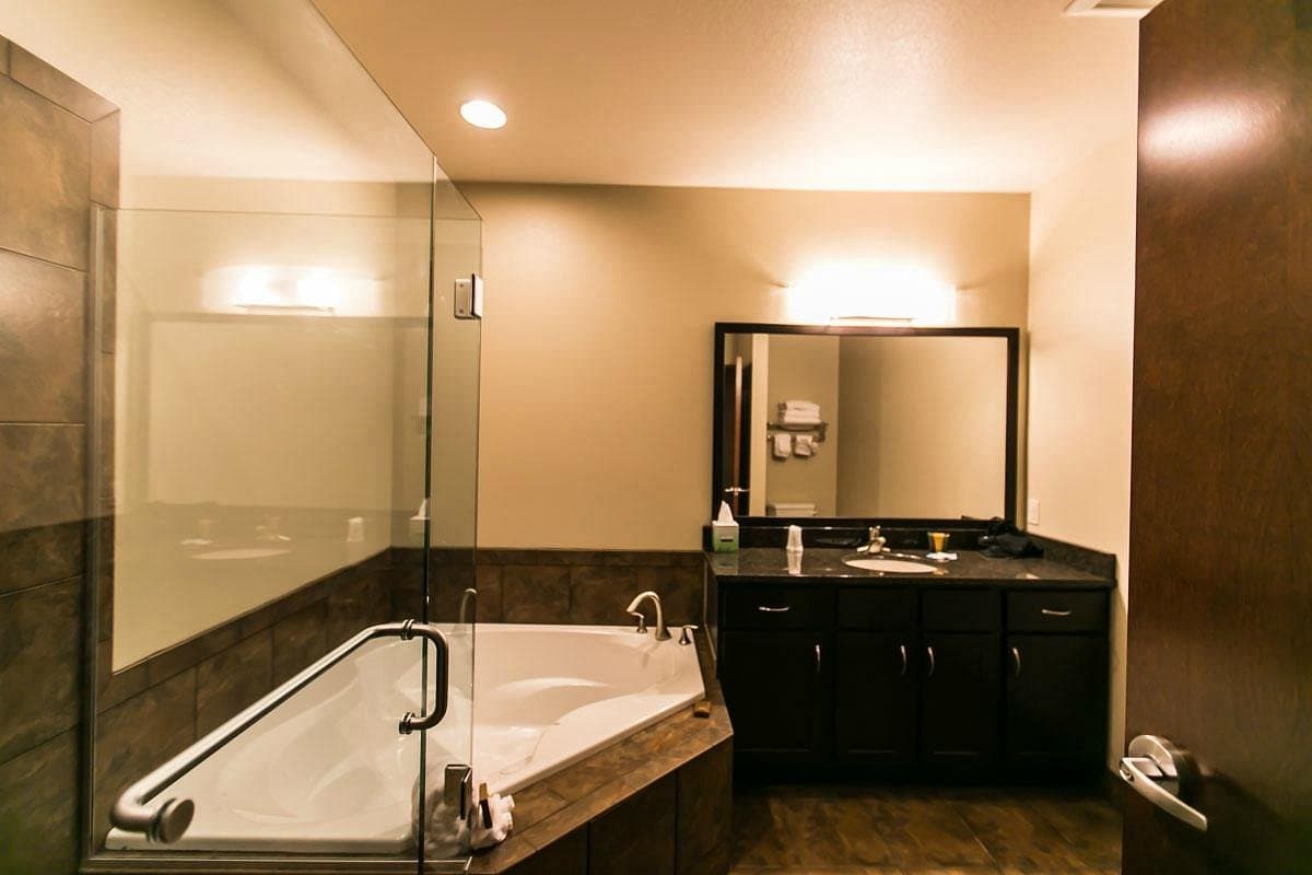 Roosevelt Inn & Suites Jacuzzi room