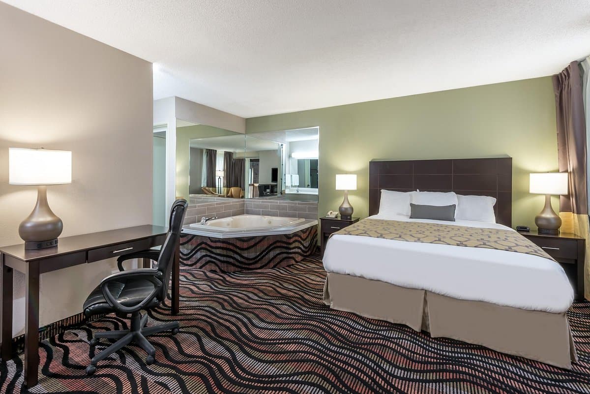Baymont by Wyndham Cambridge Jacuzzi room