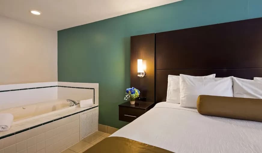 Baymont by Wyndham Marion, OH Jacuzzi room