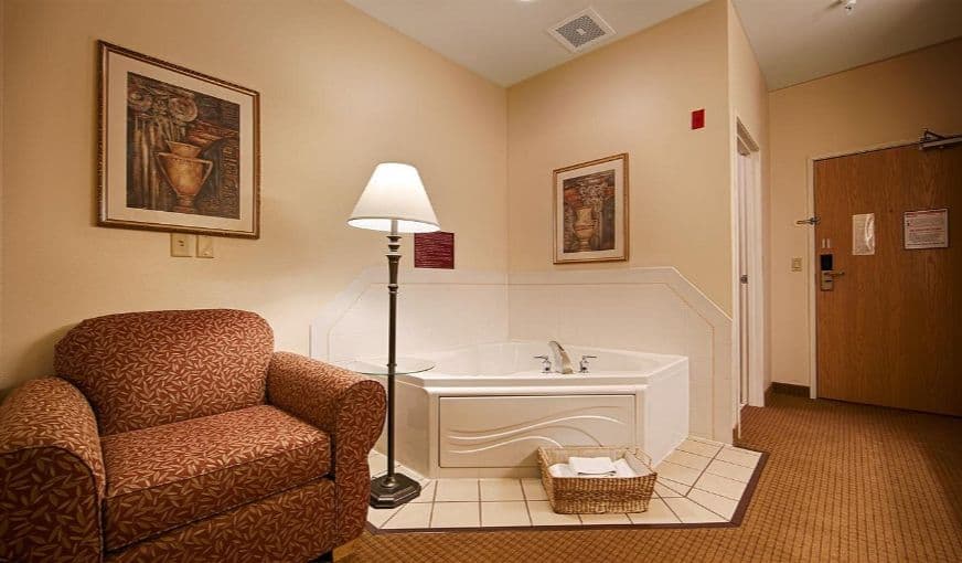 Best Western Wapakoneta Inn Jacuzzi room